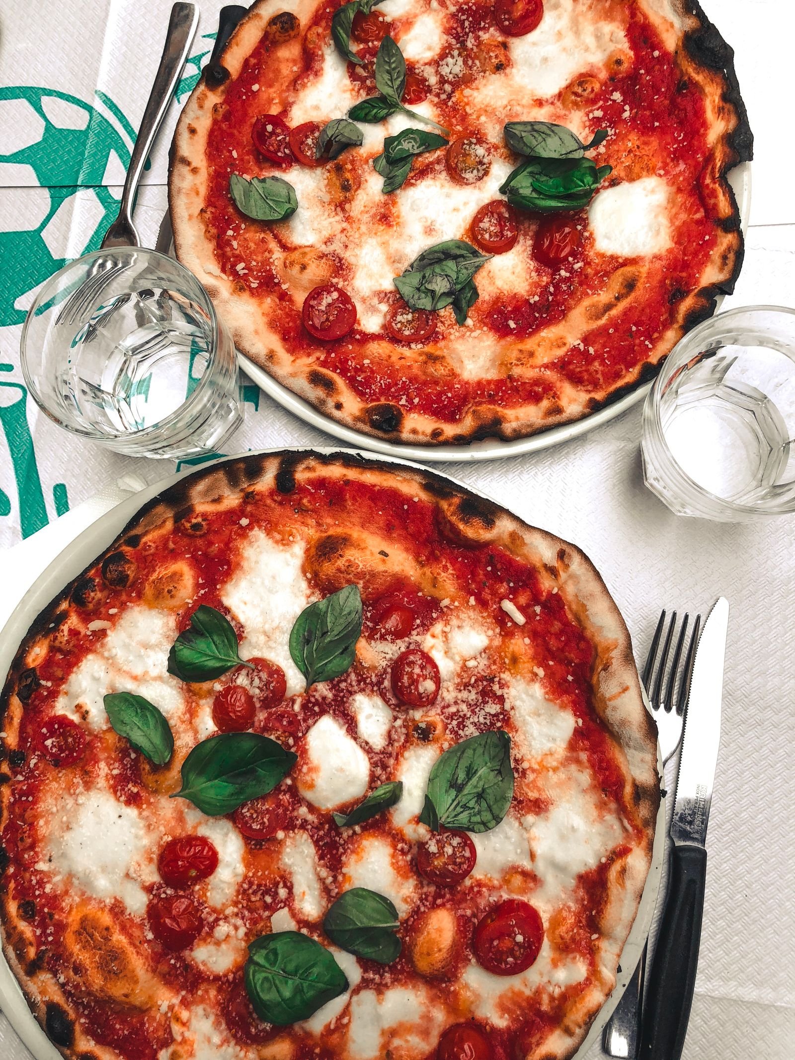 Pizza artesanal da Pizza Marques com queijo derretido, recheio generoso e borda dourada